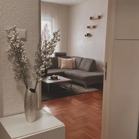 Sa Parkingom U Garazi