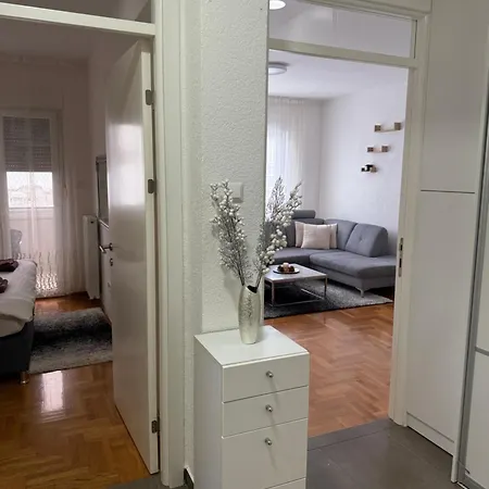 Sa Parkingom U Garazi *