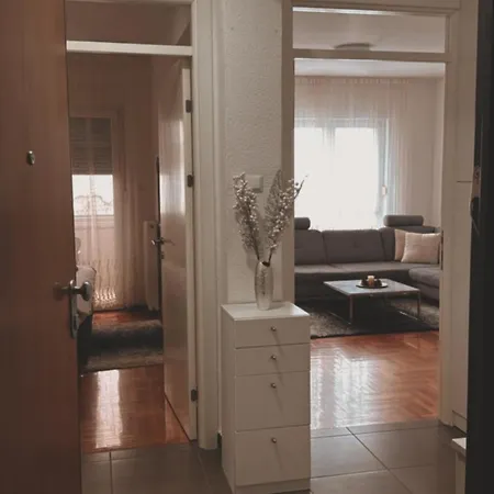 Sa Parkingom U Garazi * 바냐루카