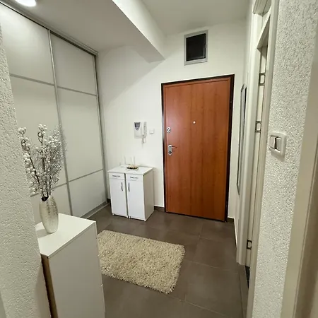 Sa Parkingom U Garazi 바냐루카