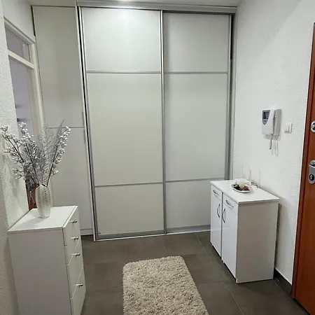 Sa Parkingom U Garazi 아파트 *