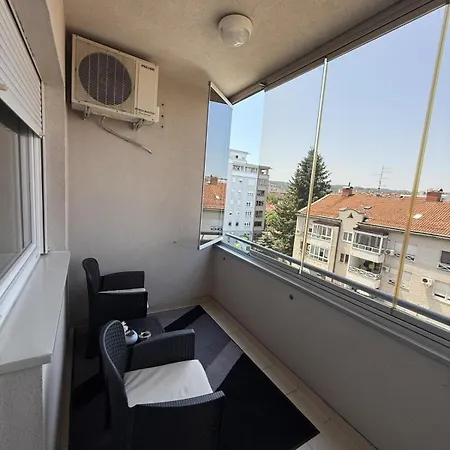 Sa Parkingom U Garazi 아파트 바냐루카