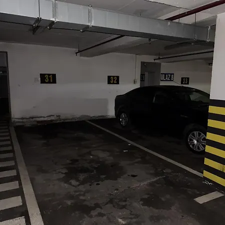 아파트 Sa Parkingom U Garazi